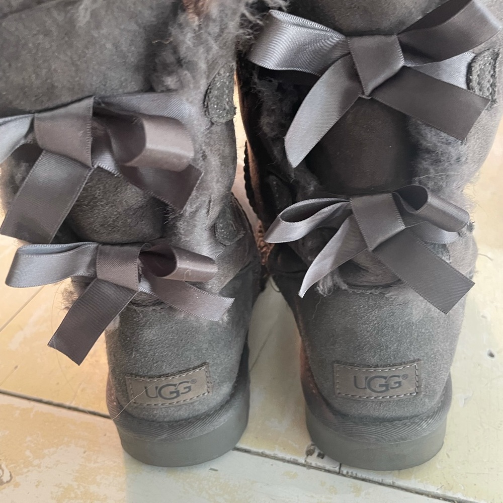 Uggs Bailey Bow size 9